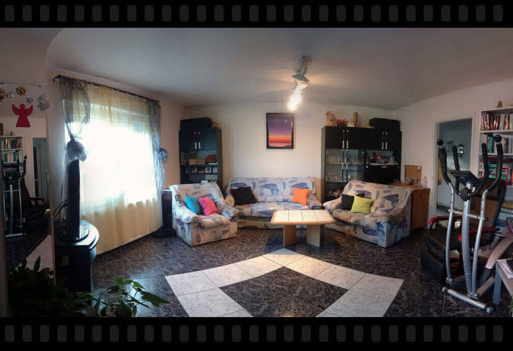 Eladó családi ház nappalijának panorámafotója. Panorámafotó családi házhoz